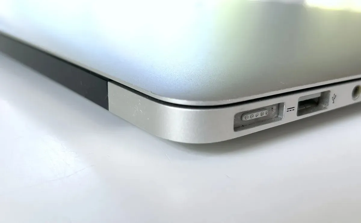 Notebook Macbook Air A1466 13 4GB SSD (En su caja original) - Imagen 6