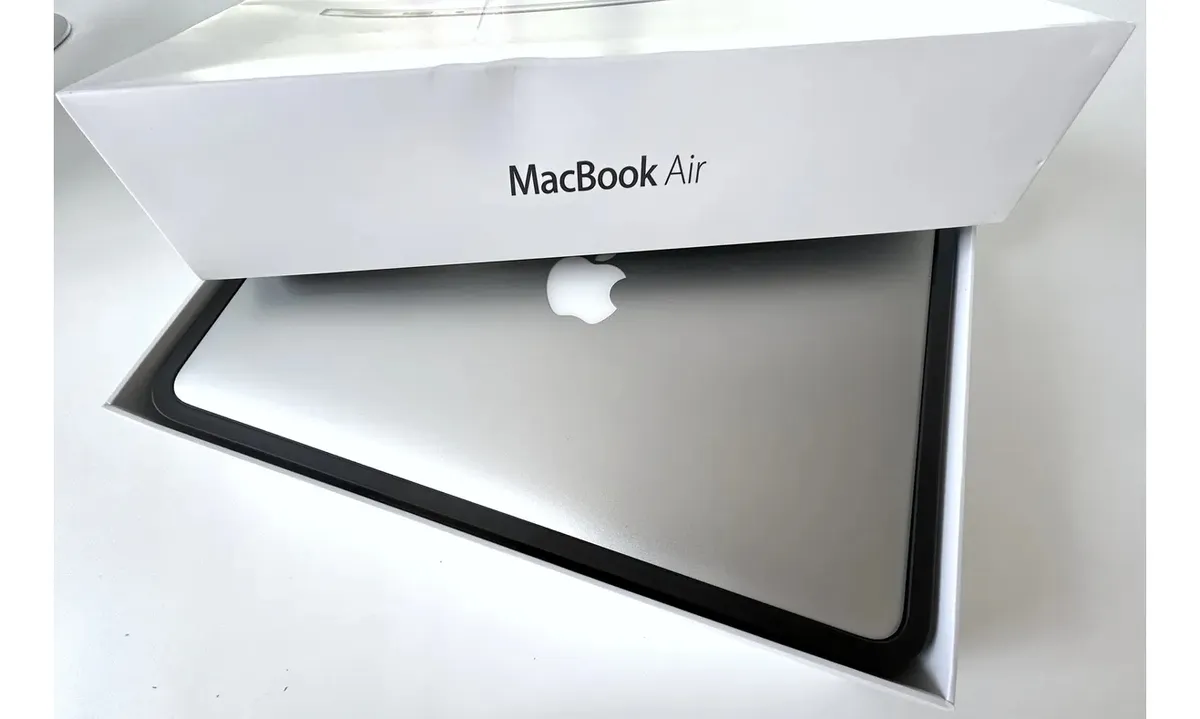 Notebook Macbook Air A1466 13 4GB SSD (En su caja original) - Imagen 2