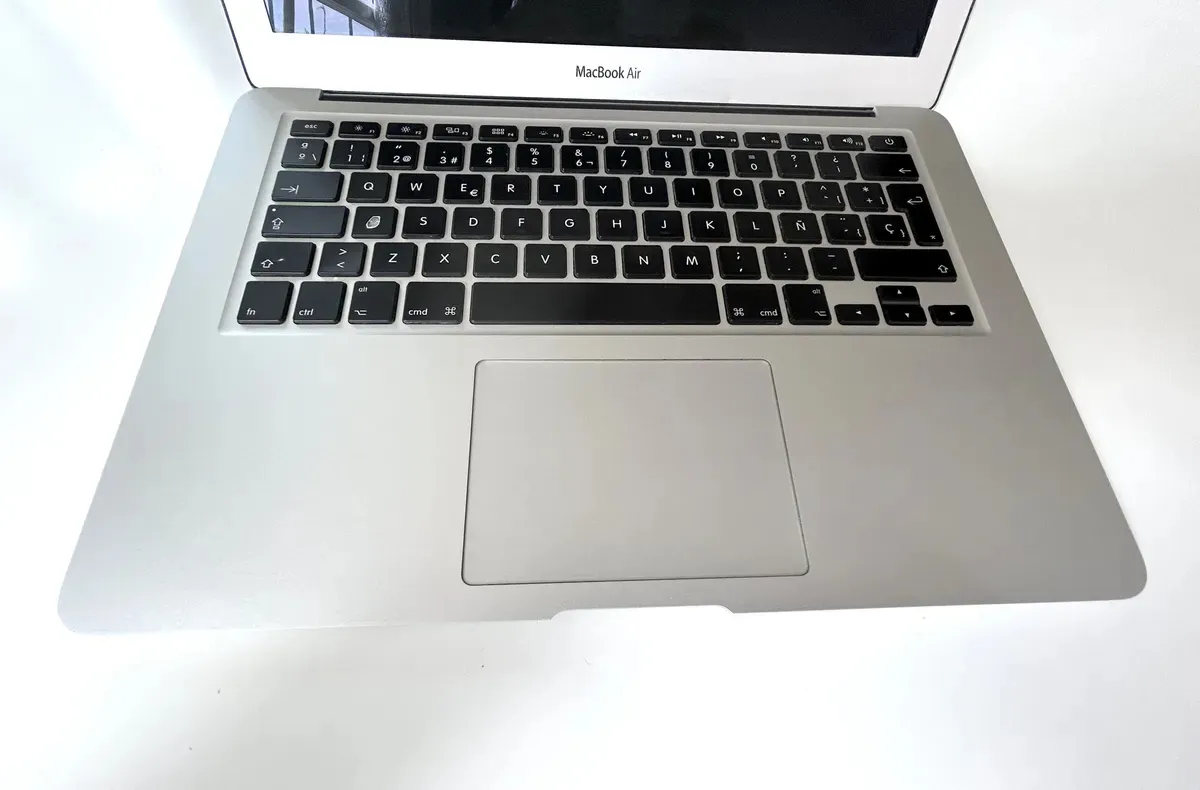 Notebook Macbook Air A1466 13 4GB SSD (En su caja original) - Imagen 9