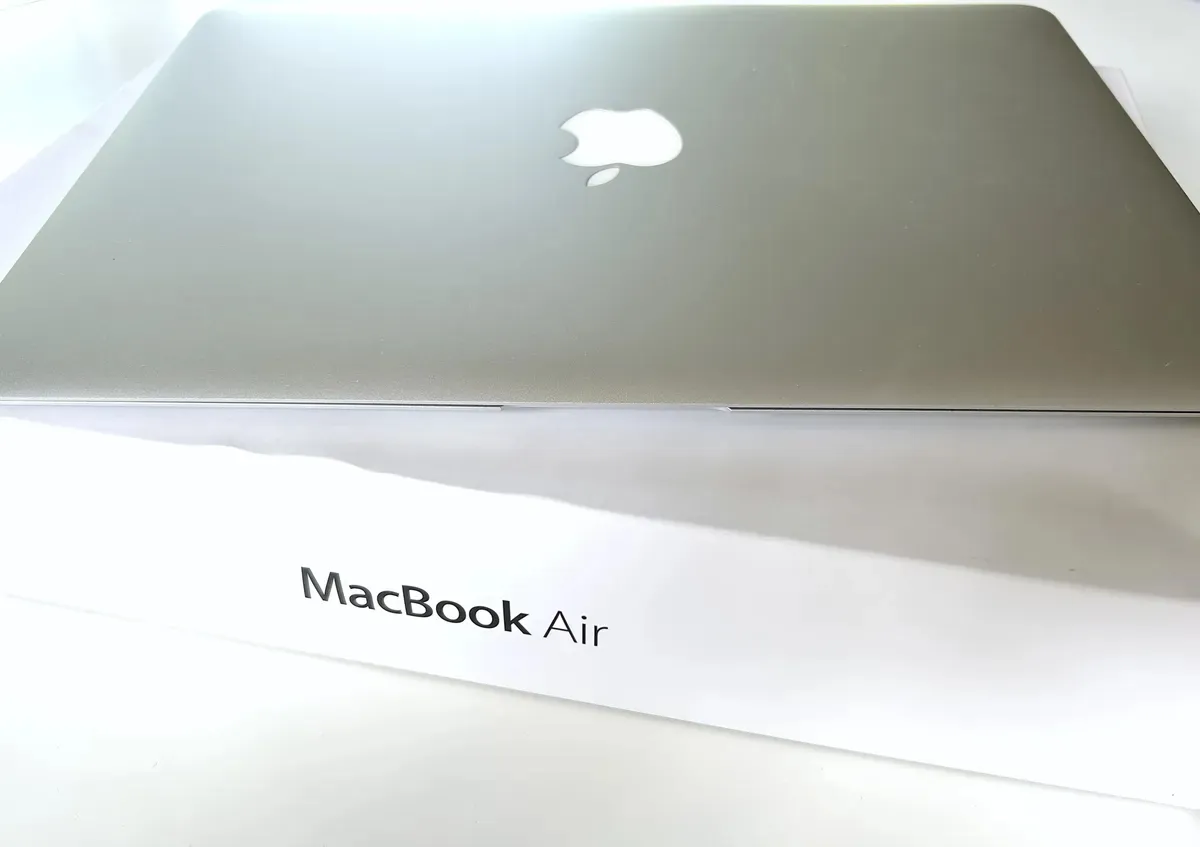 Notebook Macbook Air A1466 13 4GB SSD (En su caja original) - Imagen 3
